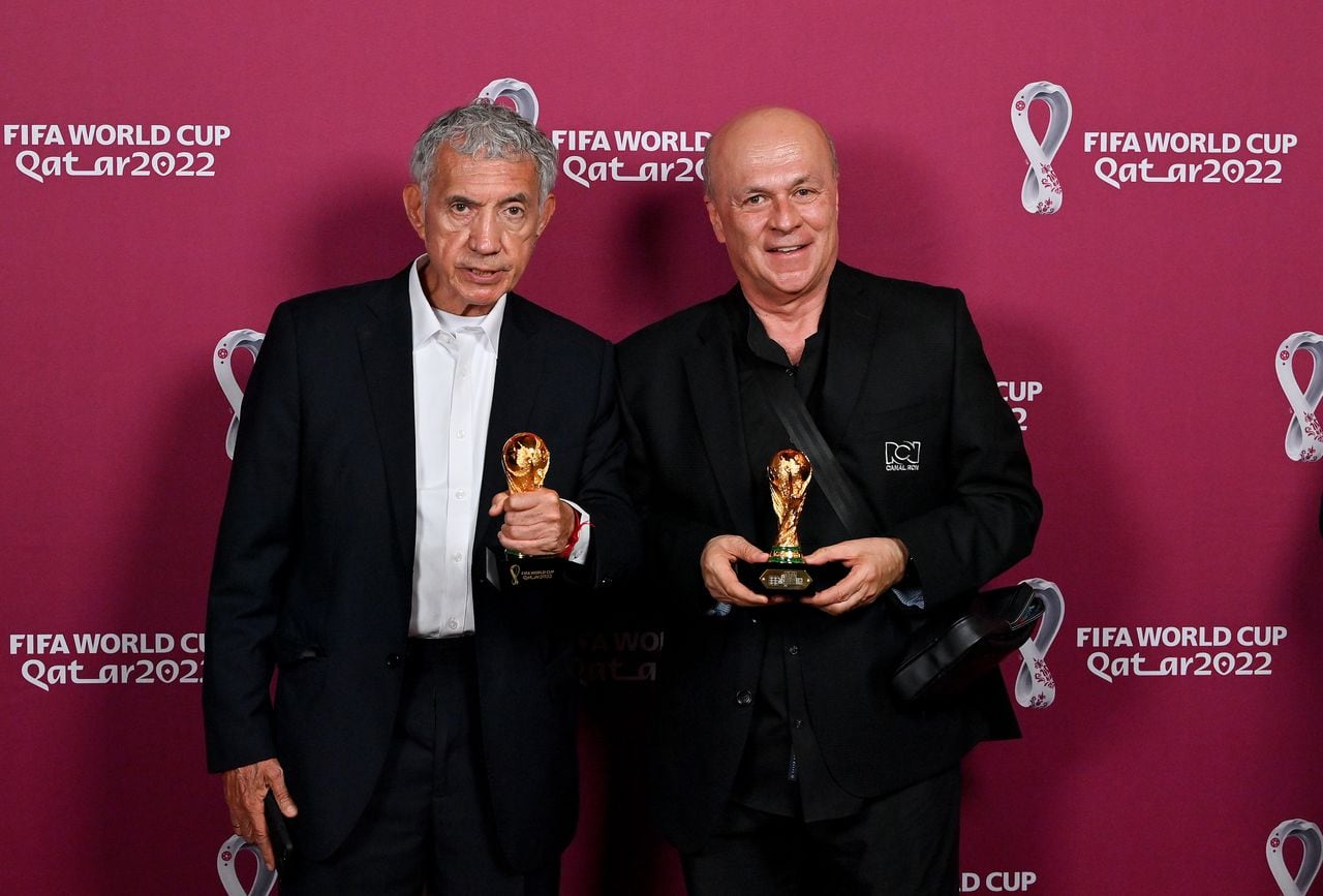 Henry Jimenez Astudillo y Carlos Antonio Vélez recibiendo condecoración de la FIFA por cubrir varias Copas del Mundo