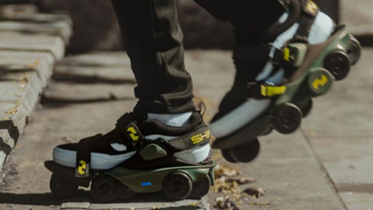 Los Moonwalkers se pueden acoplar a casi cualquier calzado del mundo y tiene unas ruedas similares a la de los patines que te permite avanzar más rápido.