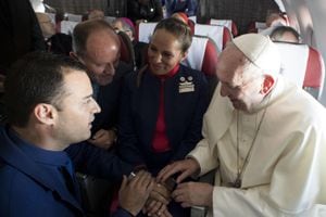 ¡Histórico! El papa Francisco casó a dos tripulantes durante vuelo hacia ciudad de Chile