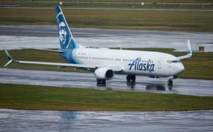El vuelo 1276 de Alaska Airlines, un Boeing 737-900, rueda antes del despegue desde el Aeropuerto Internacional de Portland en Portland, Oregon, el sábado 6 de enero de 2024. La FAA ordenó la inmovilización temporal del avión Boeing 737 MAX 9 después de que parte del fuselaje explotó durante un vuelo. (Foto AP/Craig Mitchelldyer)