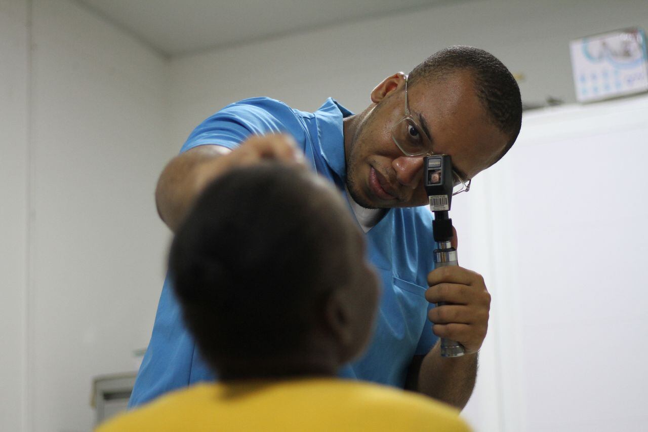 El optómetra Leonardo Andrés Pedraza, del Instituto de Niños Ciegos y Sordos de Buenaventura, advierte que navegar sin gafas en el Pacífico es una de las amenazas a la salud de los ojos.