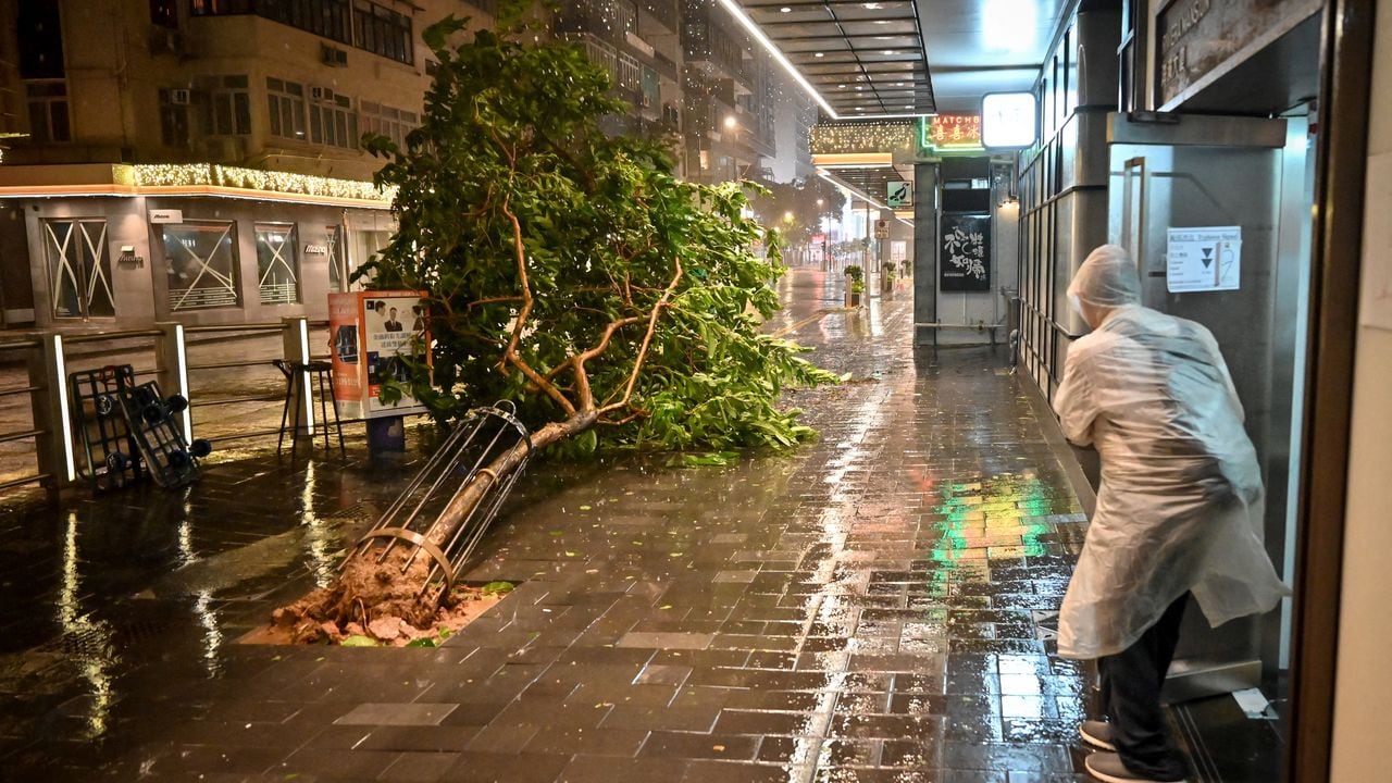 El supertifón Saola amenazó el sur de China el 1 de septiembre con algunos de los vientos más fuertes que ha soportado la región, obligando a las megaciudades de Hong Kong y Shenzhen cerraran efectivamente.