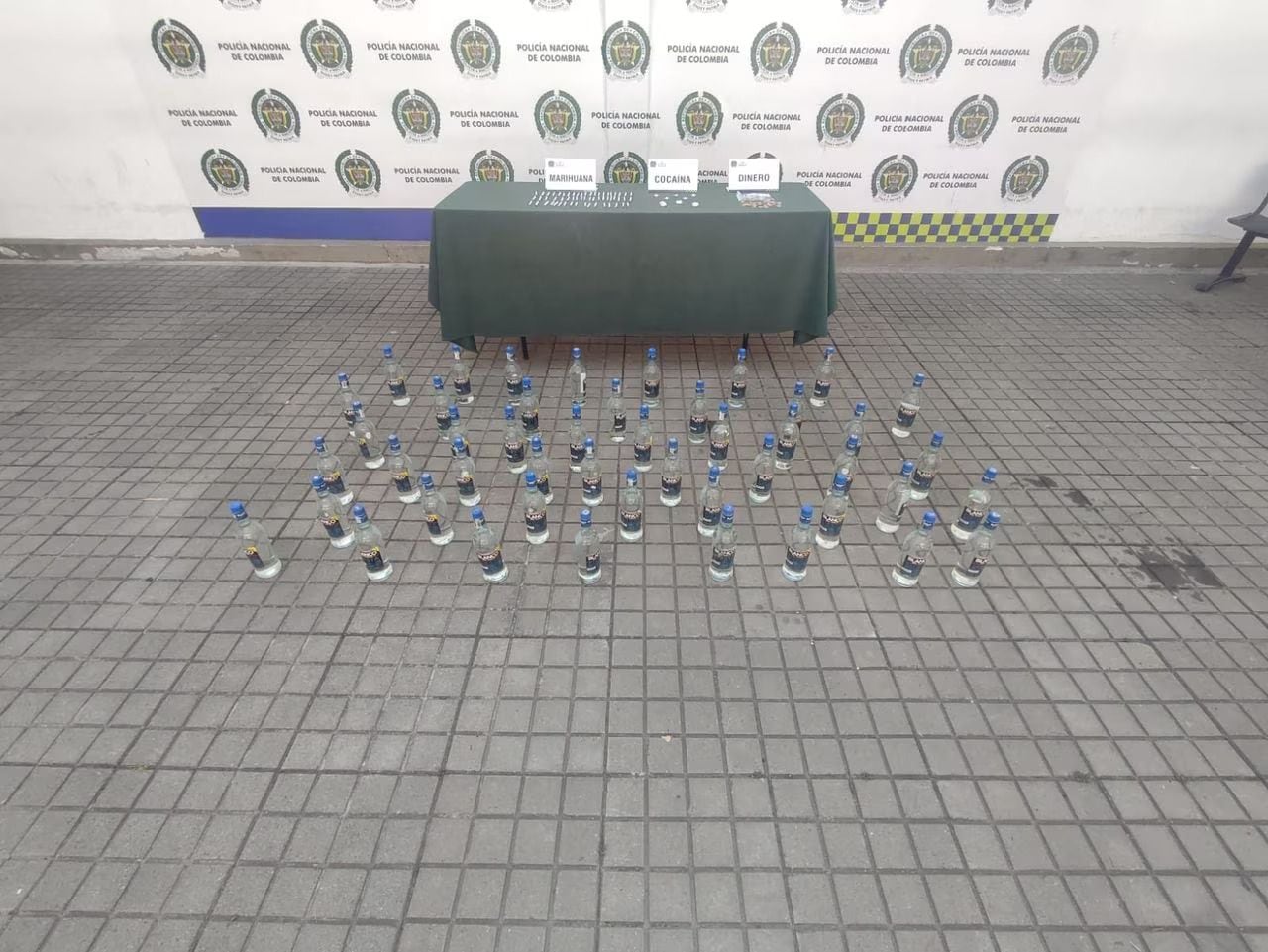 50 botellas de licor falsificado y estupefacientes fueron incautados por la Policía Metropolitana de Cali.