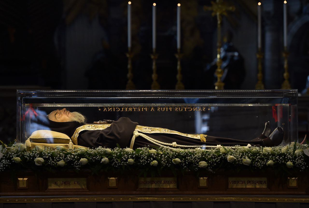 Los restos del Padre Pío (1887-1968) se colocan en un ataúd de plexiglás dentro de la Basílica de San Pedro el 6 de febrero de 2016, Vaticano, fue otro de los cuerpos declarados incorruptos en la iglesia católica