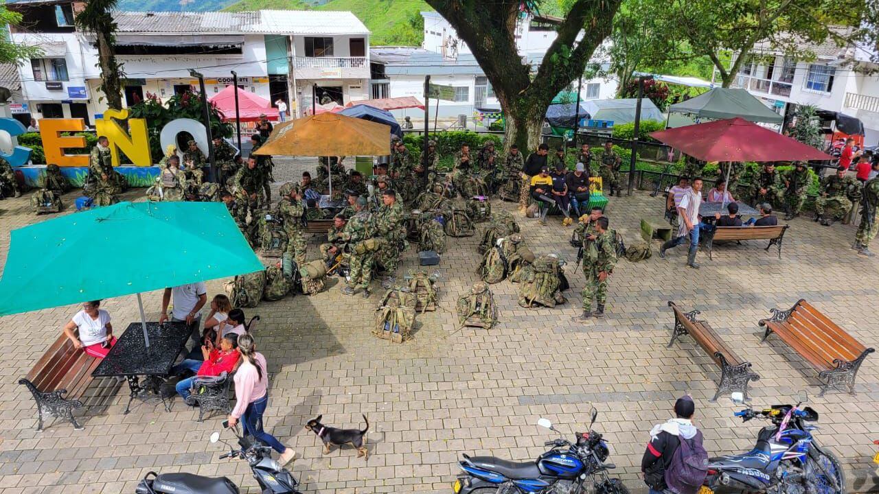 Tropas del Ejército terminaron desplazados en el parque principal de Briceño.