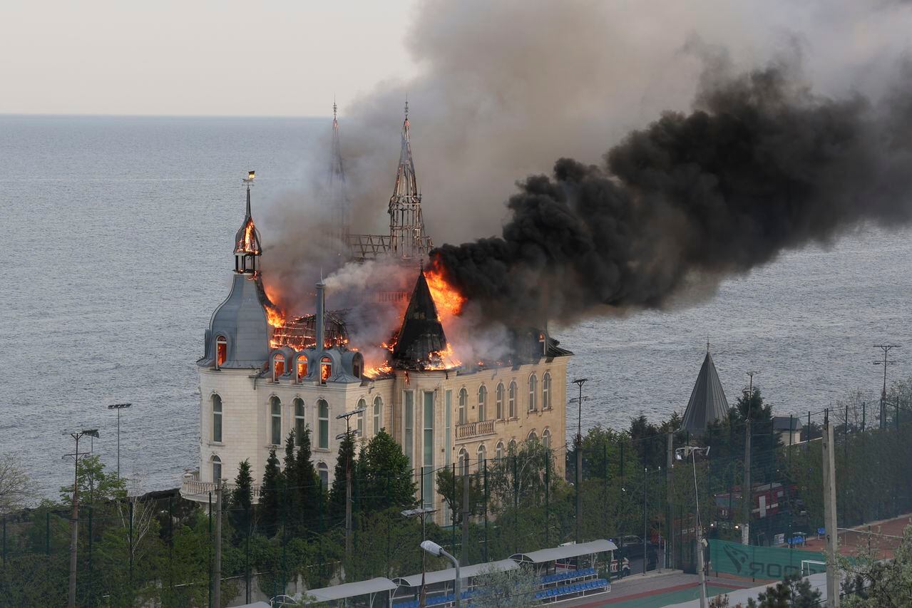 Un edificio de la Academia de Derecho de Odessa está en llamas después de un ataque con misiles rusos en Odessa, Ucrania, el lunes 29 de abril de 2024.
