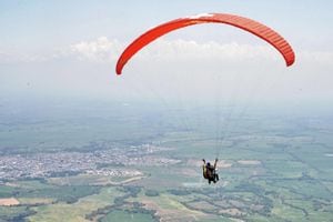 El parapente es un deporte nacido a finales del Siglo XX por la inventiva de montañeros que querían bajar volando mediante un paracaídas desde las cimas que habían ascendido. En Colombia cada vez más tiene más practicantes. Roldanillo sigue siendo uno de los ‘despegaderos’ preferidos.