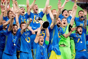 Jugadores de Ucrania, verdugo de Colombia en los cuartos de final del Mundial Sub 20, celebran la consecución del título mundial en Polonia.