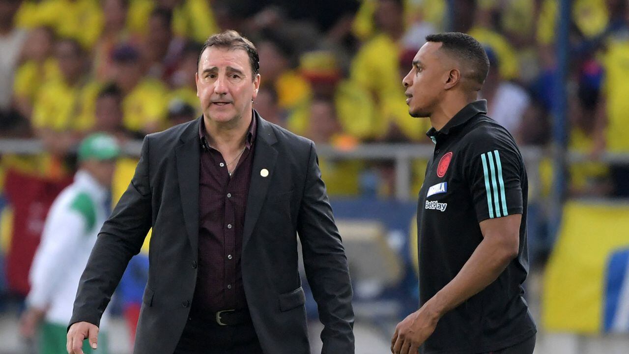 Colombia's Argentine coach Nestor Lorenzo (L) and Colombian assistant coach Luis Amaranto Perea give instructions to the players during the 2026 FIFA World Cup South American qualification football match between Colombia and Uruguay at the Roberto Melendez Metropolitan Stadium in Barranquilla, Colombia, on October 12, 2023. (Photo by Raul ARBOLEDA / AFP)