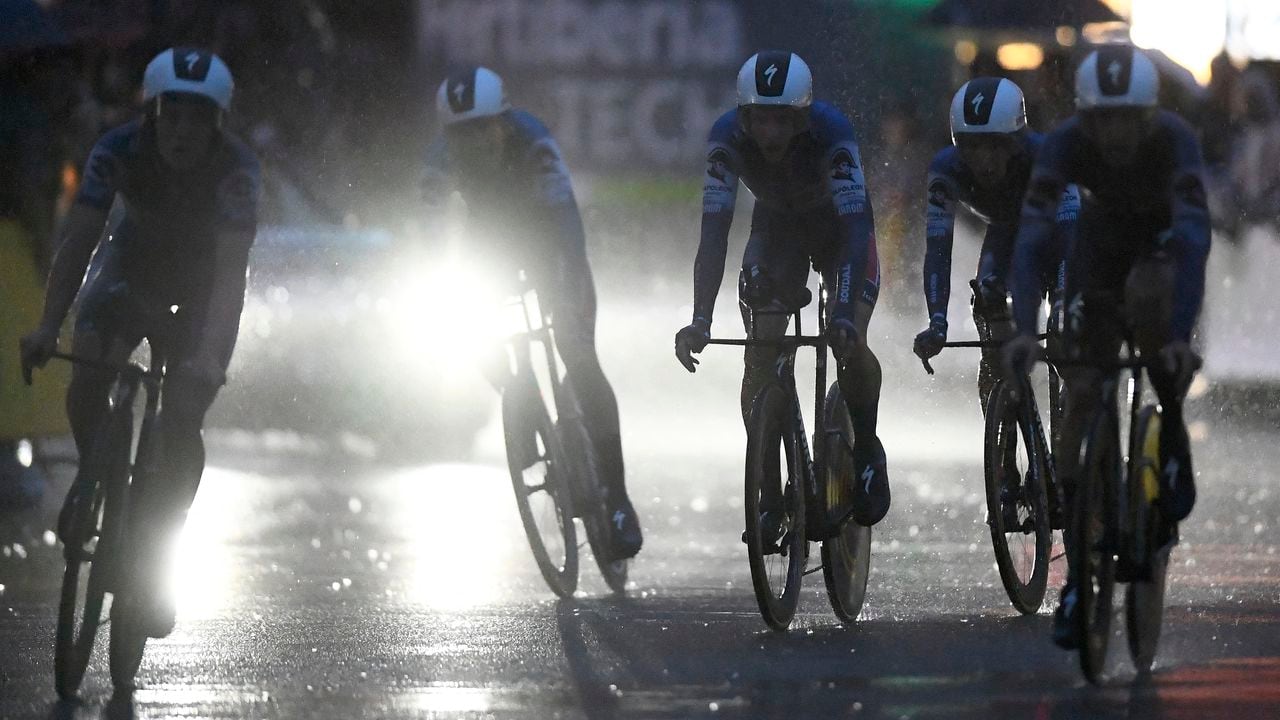 El Quick-Step en medio de la lluvia y la oscuridad de la primera etapa de la Vuelta a España 2023