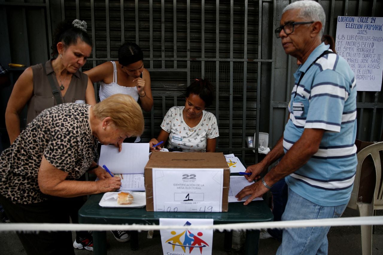 Las personas participan en las primarias en Venezuela