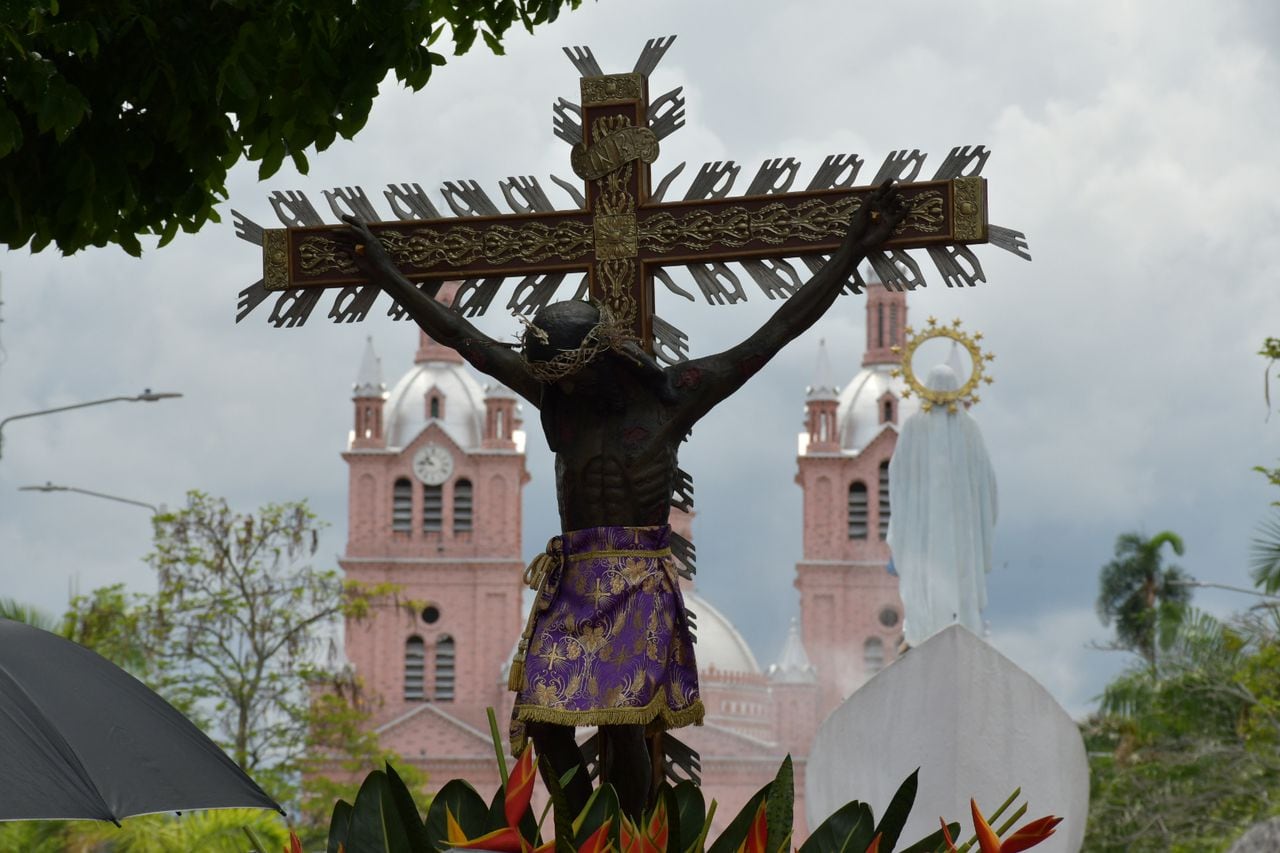 En la ciudad  de Buga se realizó la procesión del viacrucis del Señor de los Milagros.