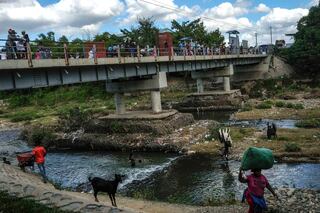 Abinader también suspendió la emisión de visas para los haitianos y cerró la frontera cerca de la ciudad norteña de Dajabón, paralizando un sustento económico clave para los haitianos, que compran y venden productos allí varias veces a la semana. Quienes viven en Haití, pero trabajan en Dominicana, también cruzan la frontera a diario.