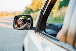 Los conductores a menudo pasan por alto aspectos cruciales al usar los espejos retrovisores de sus vehículos, lo que puede poner en peligro su seguridad en la carretera.
