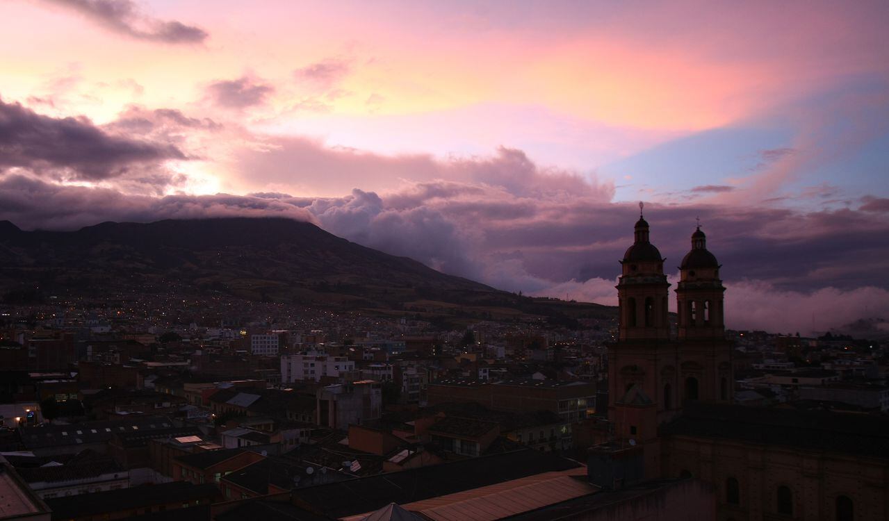 Vista panorámica de la ciudad de Pasto con el Volcán Galeras de fondo.