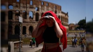 Romanos y turistas hacen frente a la ola  de calor cuando las temperaturas se acercan a los 40 grados centígrados en la capital italiana.