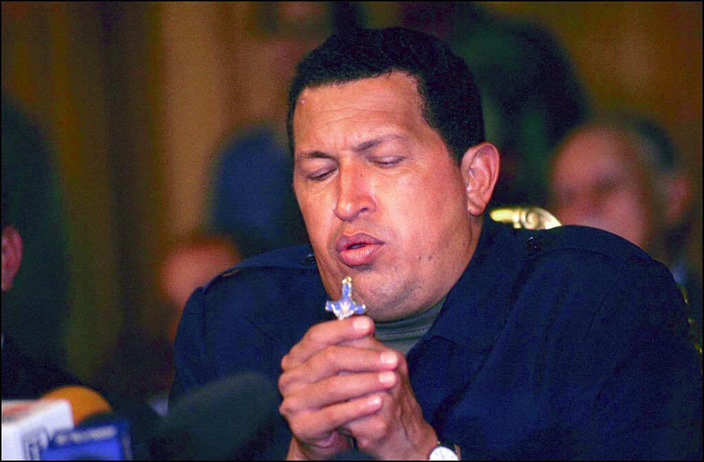 Hugo Chávez tras regresar al palacio de Miraflores después de pasar 48 horas bajo custodia militar en Caracas, Venezuela, el 13 de abril de 2002. (Foto de Pedro RUIZ/Gamma-Rapho vía Getty Images)
