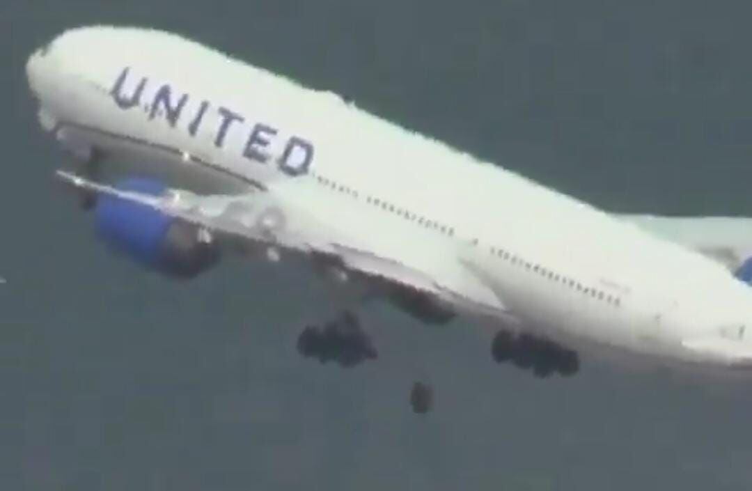 Este fue el momento en el que otro avión de United Airlines perdió una de sus ruedas en el momento que estaba despegando.
