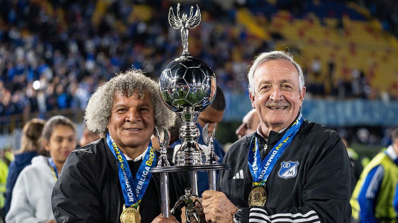 Alberto Gamero y Enrique Camacho, celebrando la Superliga de Millonarios