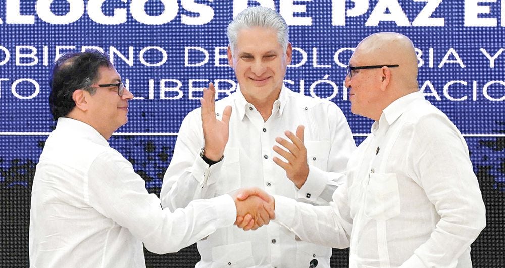   En la foto, el presidente Gustavo Petro (izq.); el presidente de Cuba, Miguel Díaz-Canel (centro), y el primer comandante del ELN, Antonio García, tras la firma del cese al fuego.