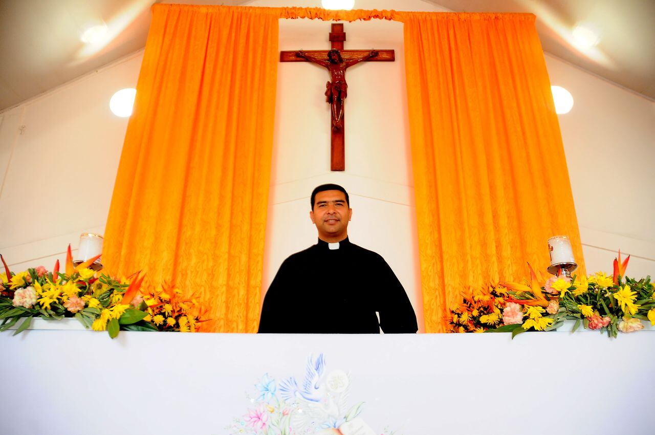 Cali: Informe domingo: Padres "taquilleros".  Dagoberto Cárdenas, parroquia de Santa Monica Popular.  foto José L Guzmán. El País. Julio 15-23