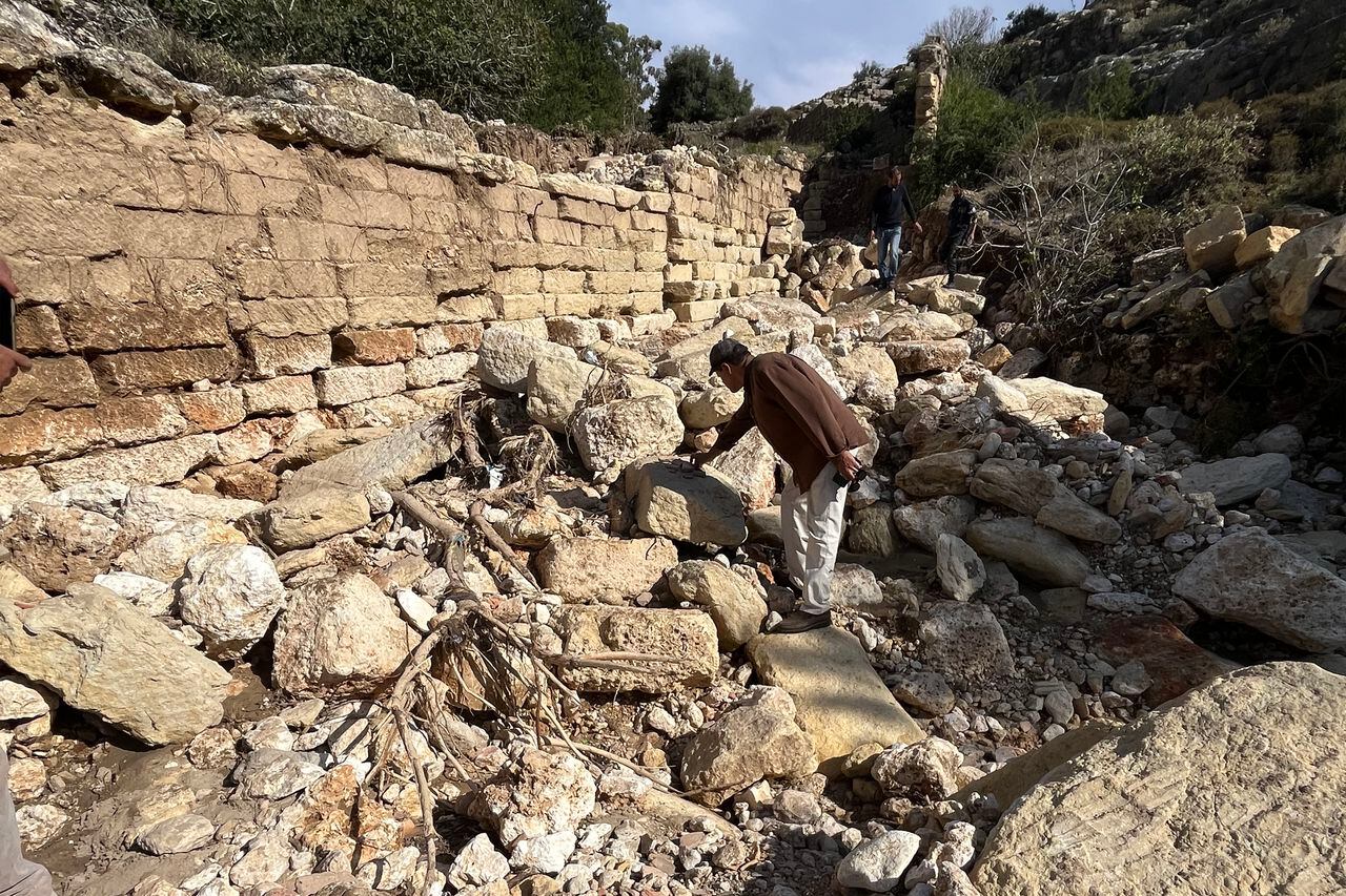 Al parecer, un muro se derrumbó en lo que localmente se conoce como la "carretera del valle", que conecta la parte baja y partes más altas del emplazamiento de Cirene.