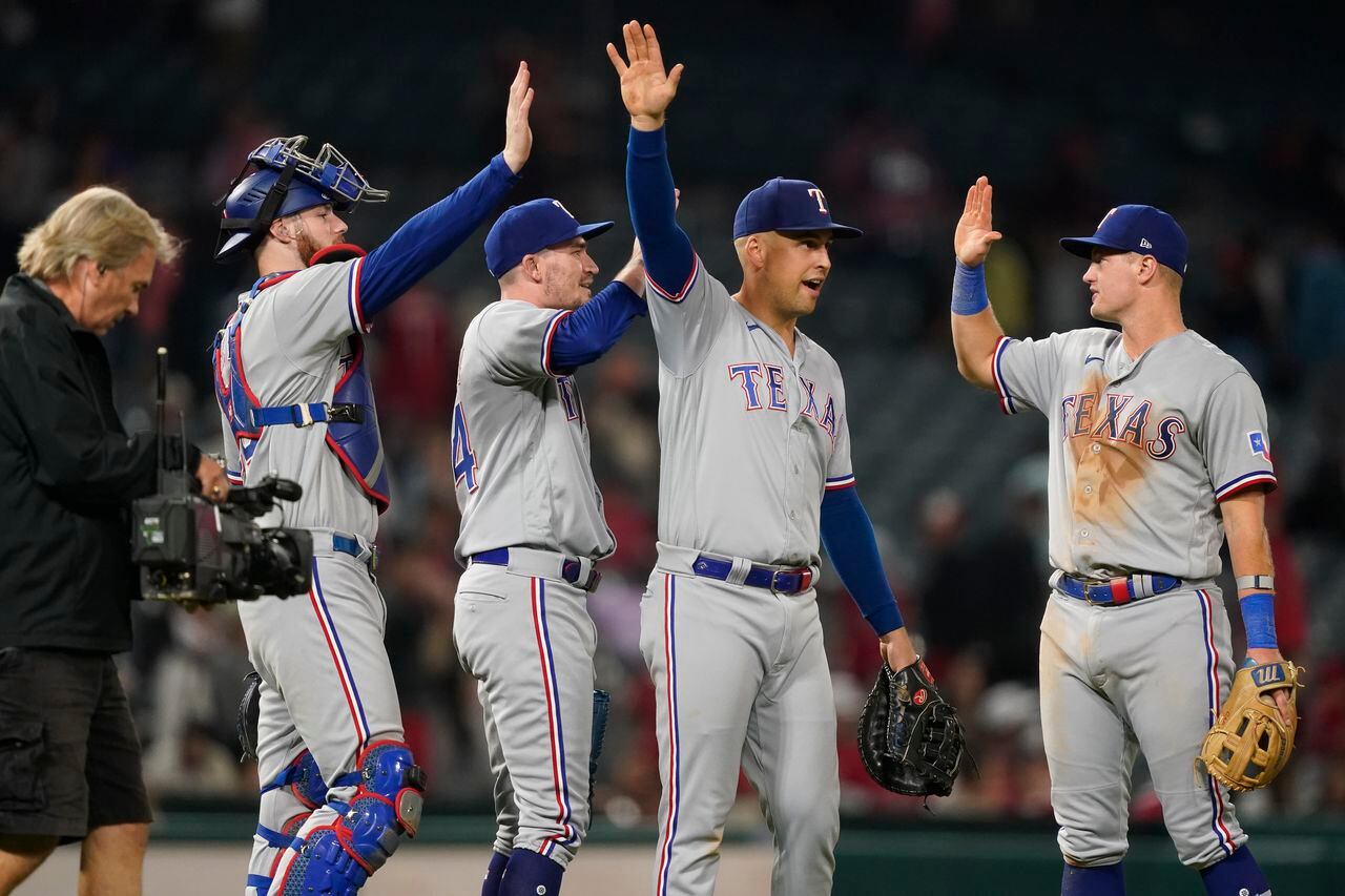 Jugadores de los Rangers de Texas en un partido de la MLB 2023.