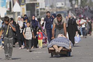 Gran cantidad de palestinos huyen hacia el sur de la Franja de Gaza en la avenida Salah al-Din, el miércoles 8 de noviembre de 2023, en Bureij, Franja de Gaza. (AP Foto/Hatem Moussa)