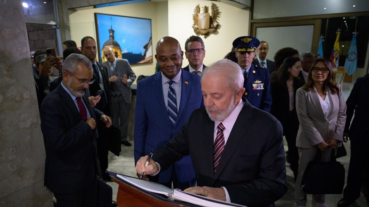 El jefe de Estado brasileño firmó el libro de visitas de la Cancillería pocos segundos después de llegar.