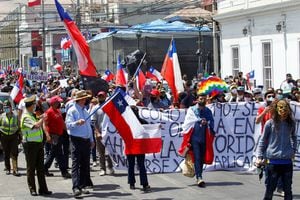 Manifestantes chilenos participan en un mitin contra los migrantes en Iquique, Chile, 25 de septiembre de 2021. Foto REUTERS / Alex Diaz.