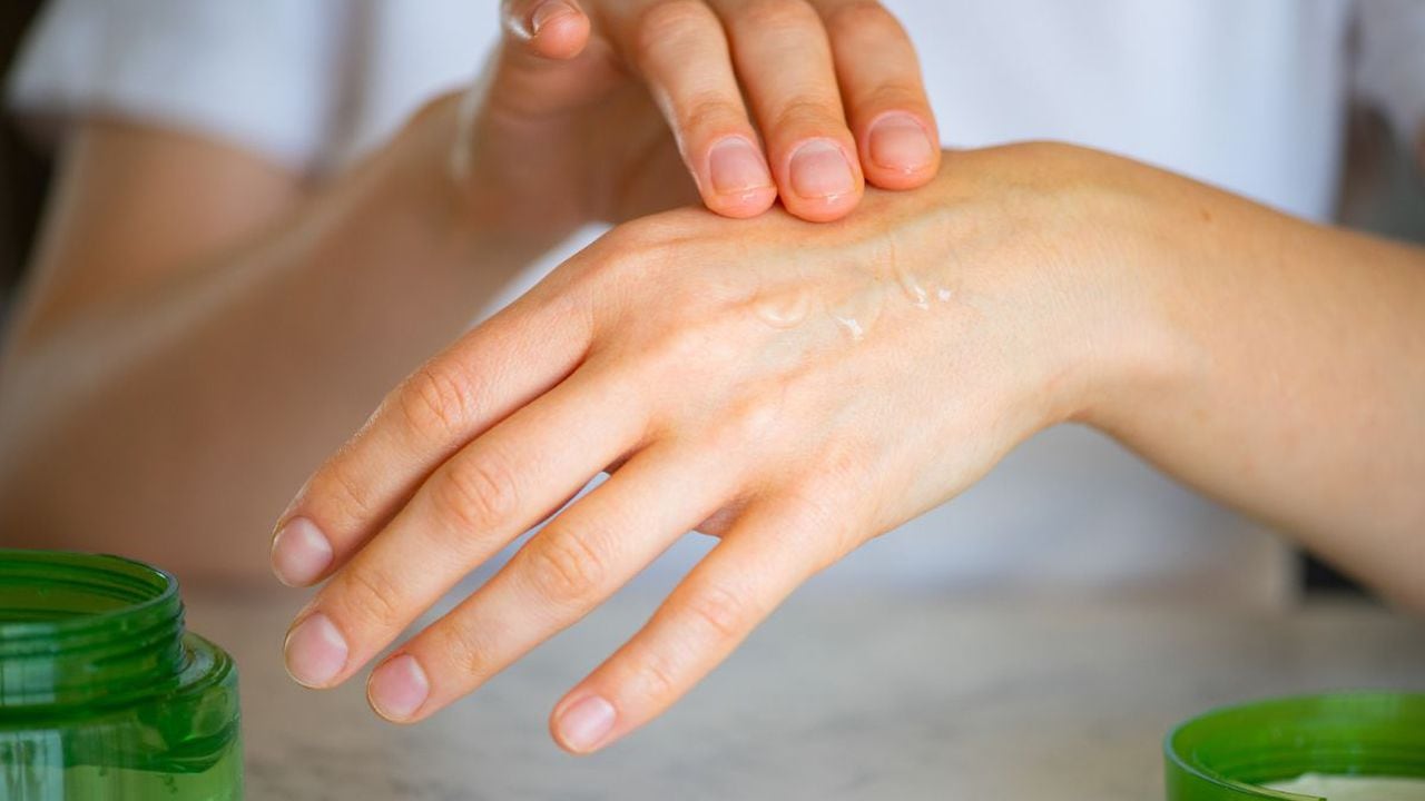 Aceite de oliva y vitamina C para las manchas de las manos.