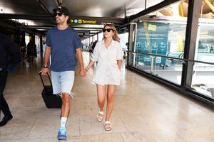 Gerard Pique y Clara Chía llegaron al aeropuerto de Madrid y la catalana sorprendió con su look.