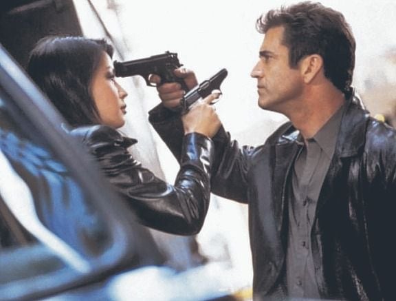 Payback es estrenada en 1999. Porter (Mel Gibson) y Val (Gregg Henry) cometen un atraco, pero Val había planeado eliminar a su colega para quedarse con todo.