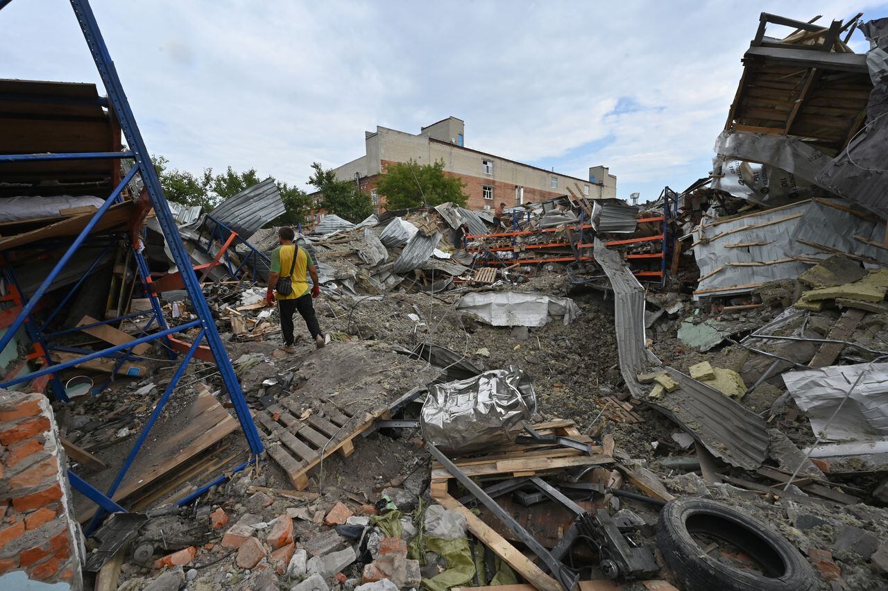 Un hombre camina entre los escombros de almacenes y talleres destruidos como resultado de un ataque con misiles en Kharkiv el 31 de julio. Foto: AFP