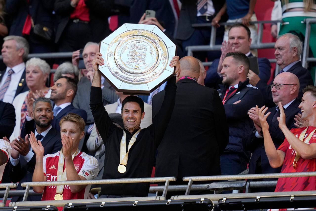 El técnico del Arsenal, Mikel Arteta, sostiene el trofeo después de ganar el último partido de fútbol de la Community Shield de la FA inglesa entre el Arsenal y el Manchester City en el estadio de Wembley en Londres, el domingo 6 de agosto de 2023. (Foto AP/Kirsty Wigglesworth)