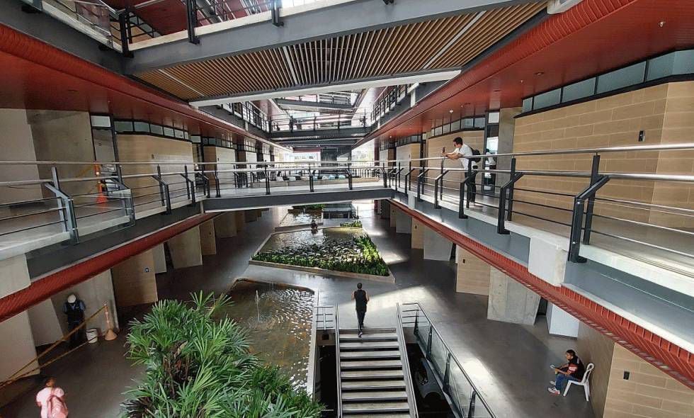 El edificio de posgrados de la Universidad Santiago de Cali es un lugar que se destaca por su novedosa infraestructora, zonas verdes y tecnología de punta que contribuyen a la calidad académica y al bienestar de los estudiantes.
