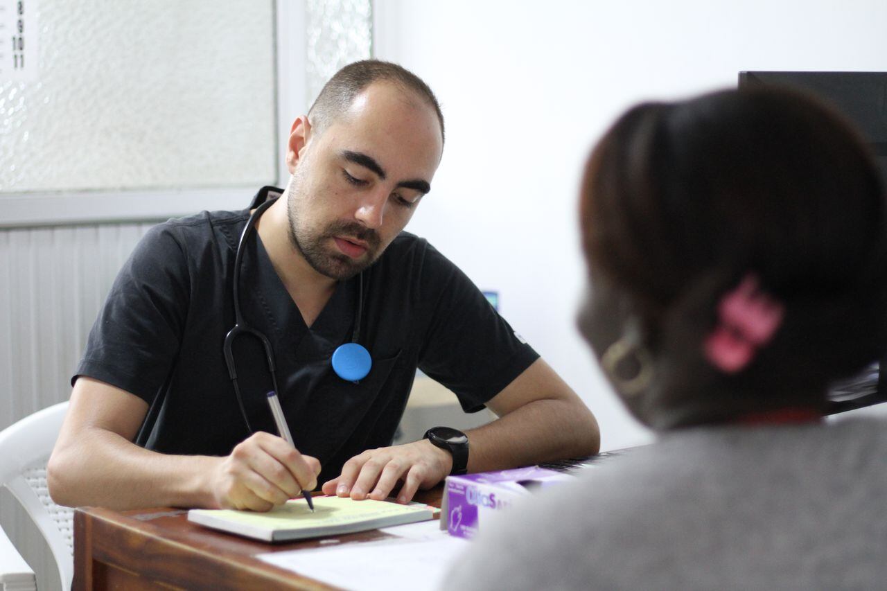 El médico Juan David Victoria hace parte de la Fundación Ángeles por Colombia. Es voluntario. Trabaja en la clínica Valle del Lili de Cali.