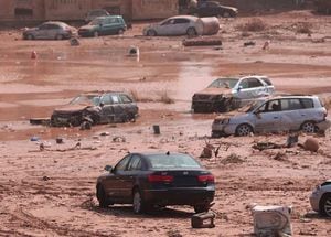 Una vista de la devastación en las zonas de desastre después de las inundaciones causadas por el La tormenta Daniel asoló la región el 11 de septiembre de 2023 en Derna, Libia. El número de muertos por las inundaciones en la ciudad de Derna, en el este de Libia, ha superado los 2.000, informaron el lunes los medios locales. Se cree que otros miles están desaparecidos. El jefe del gobierno de unidad de Libia con sede en Trípoli, Abdul Hamid Dbeibeh, declaró el lunes tres días de luto nacional por las víctimas de las mortales inundaciones que asolaron el país norteafricano. (Foto de Handout/Agencia Anadolu vía Getty Images)