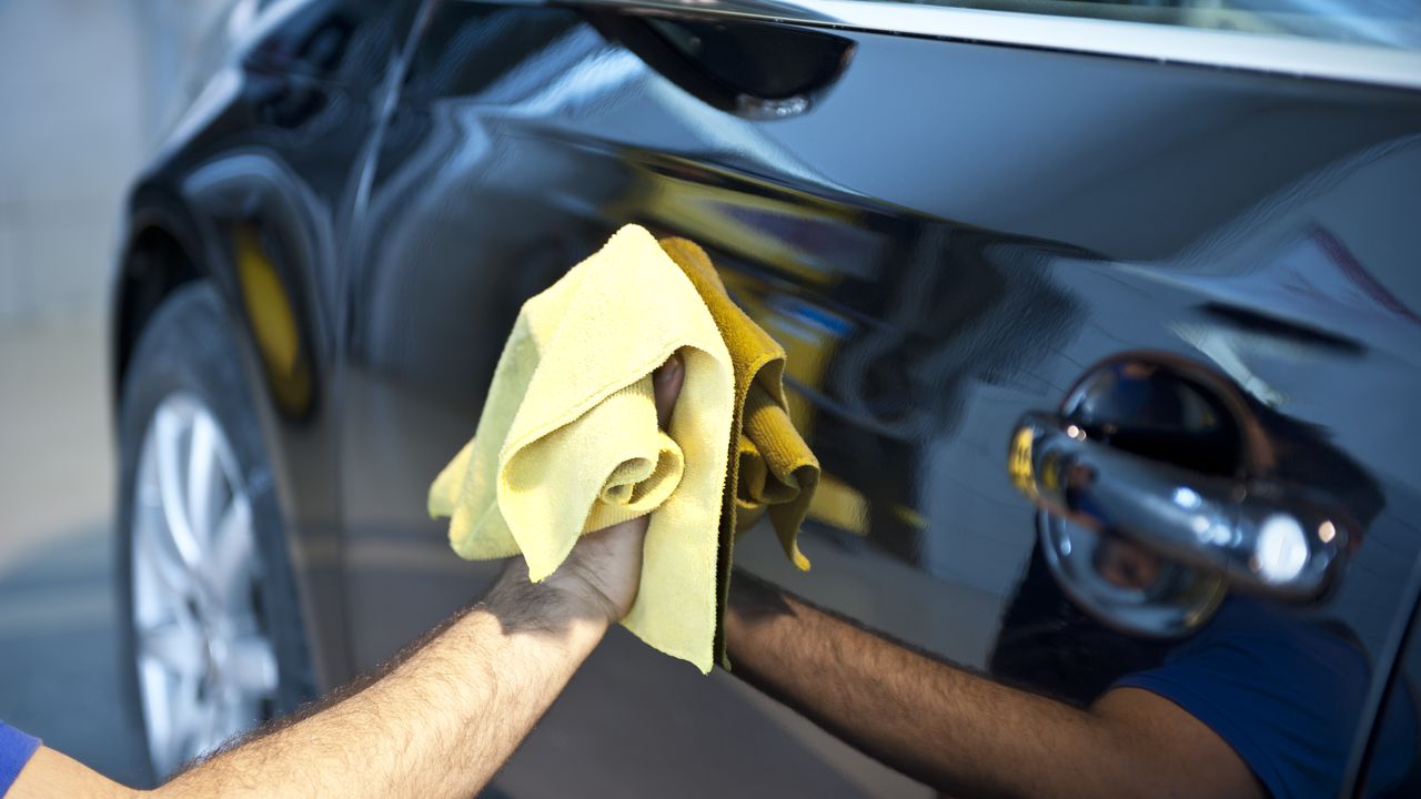 Cómo limpiar la carrocería del coche y lavar a mano sin dañar la pintura