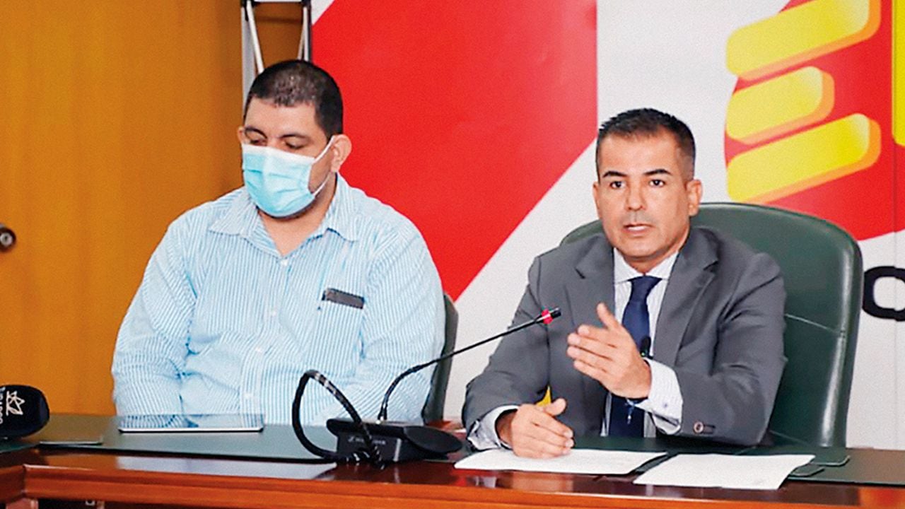  Fulvio Soto (derecha) fue ratificado como gerente de Emcali por el alcalde de Cali, Jorge Iván Ospina. El nuevo alto funcionario dice que no es posible terminar con el contrato de manera unilateral.