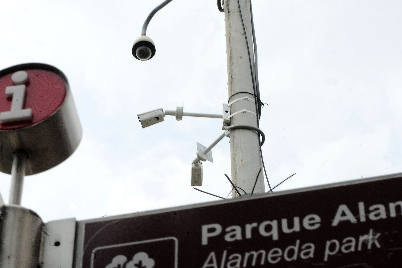 Cali: De las 2000 cámaras de videovigilancia que hay en la ciudad, 1200 se encuentran dañadas, El concejal de Cali, Juan Martín Bravo, denuncio además que son de tecnología obsoleta y que deberían ser renovadas.