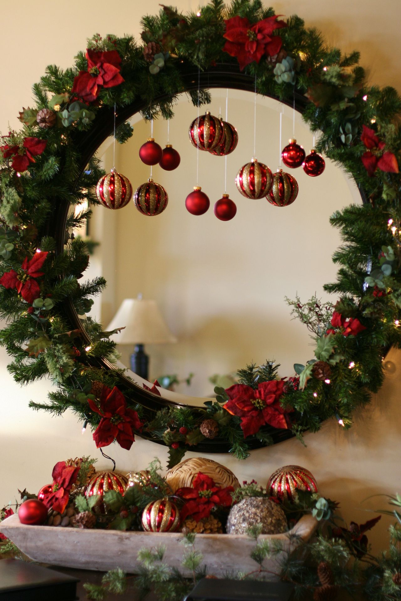 Fácil, rápido y festivo: Aprenda el truco para transformar su espejo en una joya navideña en un abrir y cerrar de ojos.
