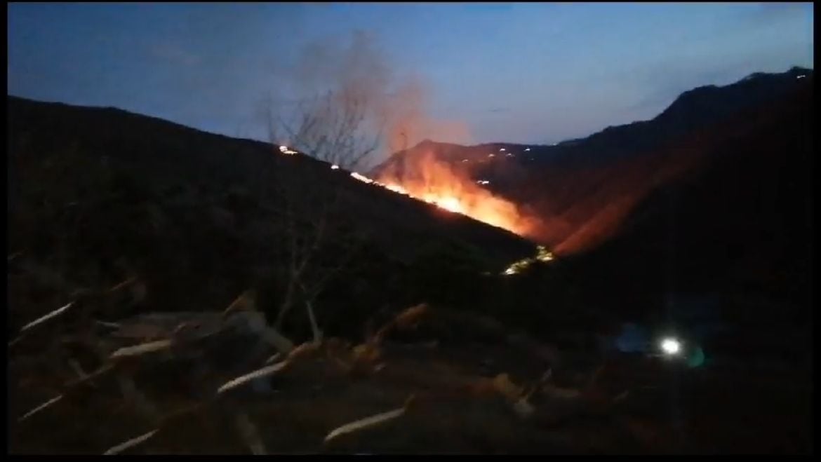 En medio de la tragedia, la solidaridad emerge: los organismos de socorro luchan contra el incendio en las montañas de Yumbo.