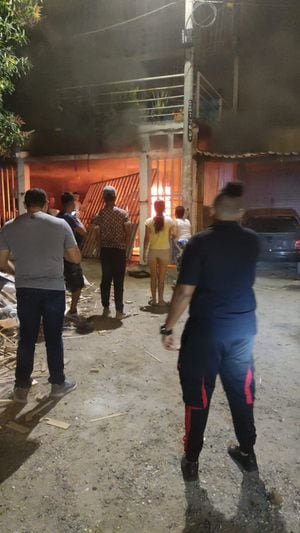 Un fuerte incendio se presentó en una vivienda en el barrio Mojica, al oriente de Cali.