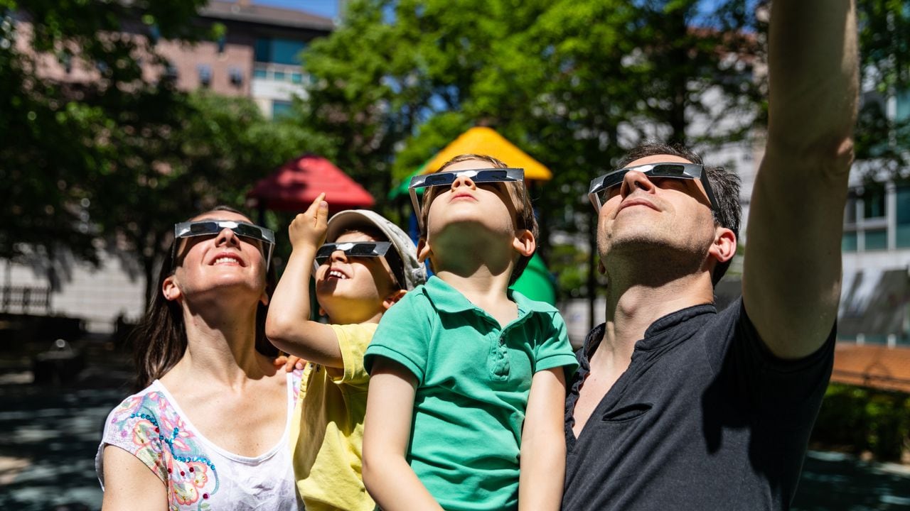 Mantener a los niños hidratados durante un eclipse solar es esencial.