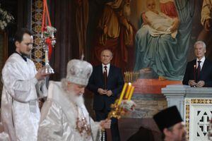 El presidente ruso Vladimir Putin (C) y el alcalde de Moscú Sergei Sobyanin (R) asisten a la misa ortodoxa de Pascua dirigida por el patriarca ortodoxo ruso Kirill en la Catedral de Cristo Salvador el 24 de abril de 2022
