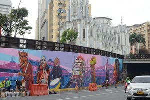 Cali: Continúan pintando los murales simbólicos de la ciudad a la salida del túnel de mundialista. Foto José L Guzmán. El País