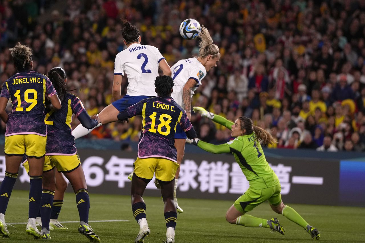 Rachel Daly de Inglaterra salta por el balón junto a la portera de Colombia Catalina Pérez durante el partido de cuartos de final de la Copa Mundial Femenina de fútbol entre Inglaterra y Colombia en el Estadio Australia en Sydney, Australia, el sábado 12 de agosto de 2023. (Foto AP/Mark Baker)