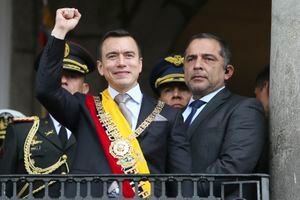 Fotografía publicada por la Presidencia de Ecuador que muestra al nuevo presidente de Ecuador, Daniel Noboa, haciendo un gesto a la multitud desde el balcón del Palacio de Carondelet después de ser investido en la Asamblea Nacional, en Quito, el 23 de noviembre de 2023.