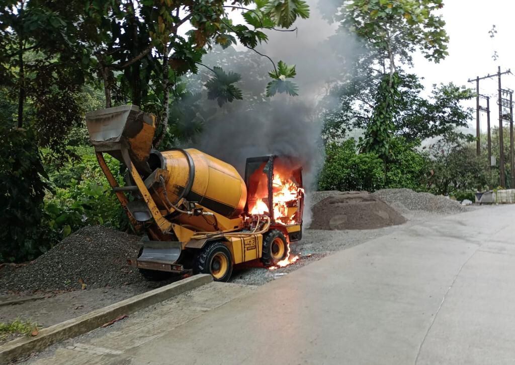 Por intimidaciones y quema de maquinaria se suspenden obras en la vía Simón Bolívar, Gobierno del Valle pide intervención de MinDefensa.